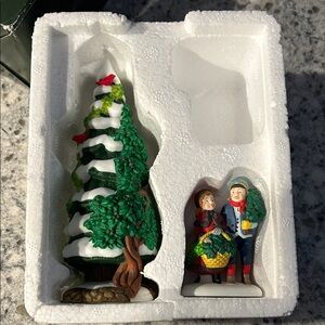 Department 56 Heritage Village Holly & Ivy Set